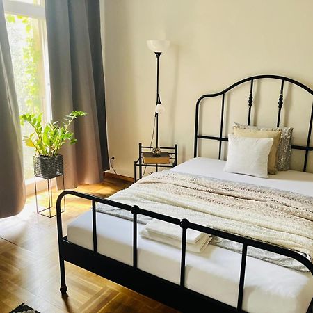 Beautiful City Centre Apartment Вена Экстерьер фото