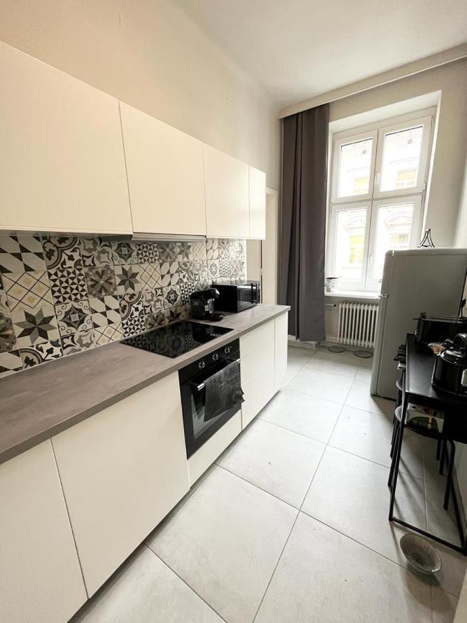 Beautiful City Centre Apartment Вена Экстерьер фото