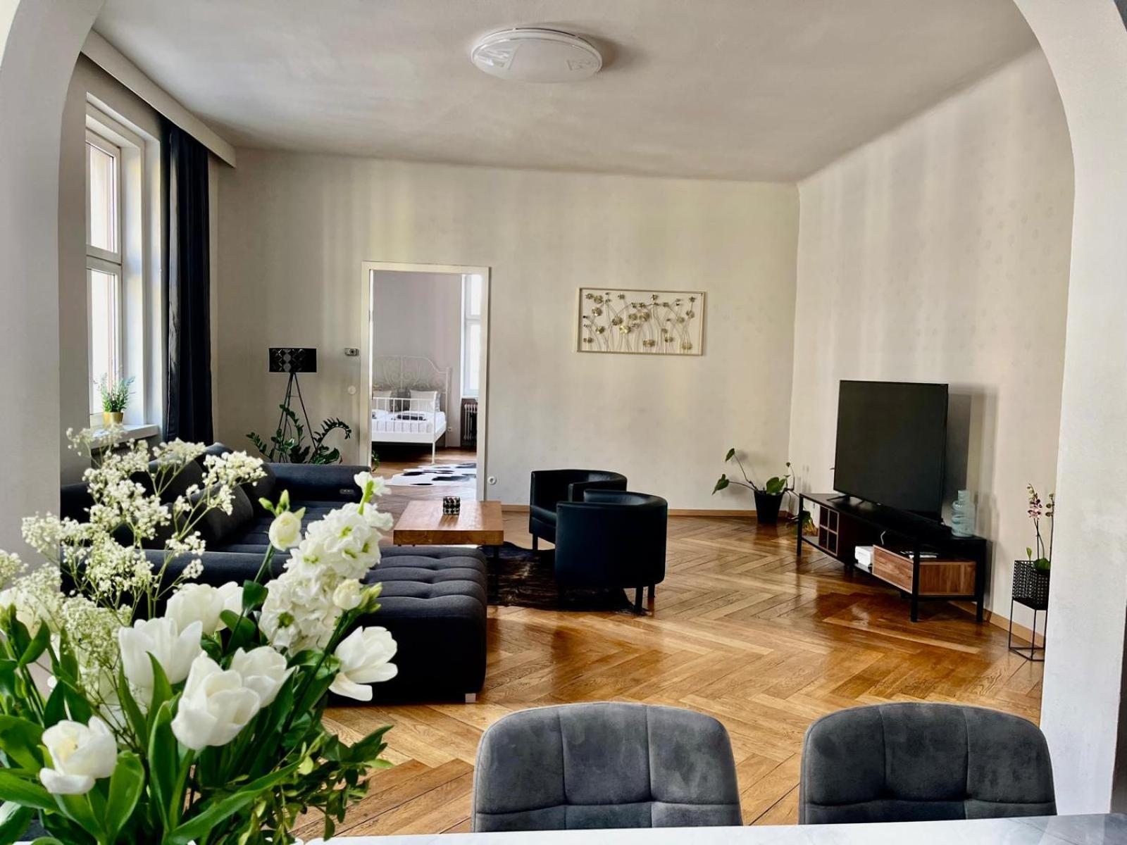 Beautiful City Centre Apartment Вена Экстерьер фото