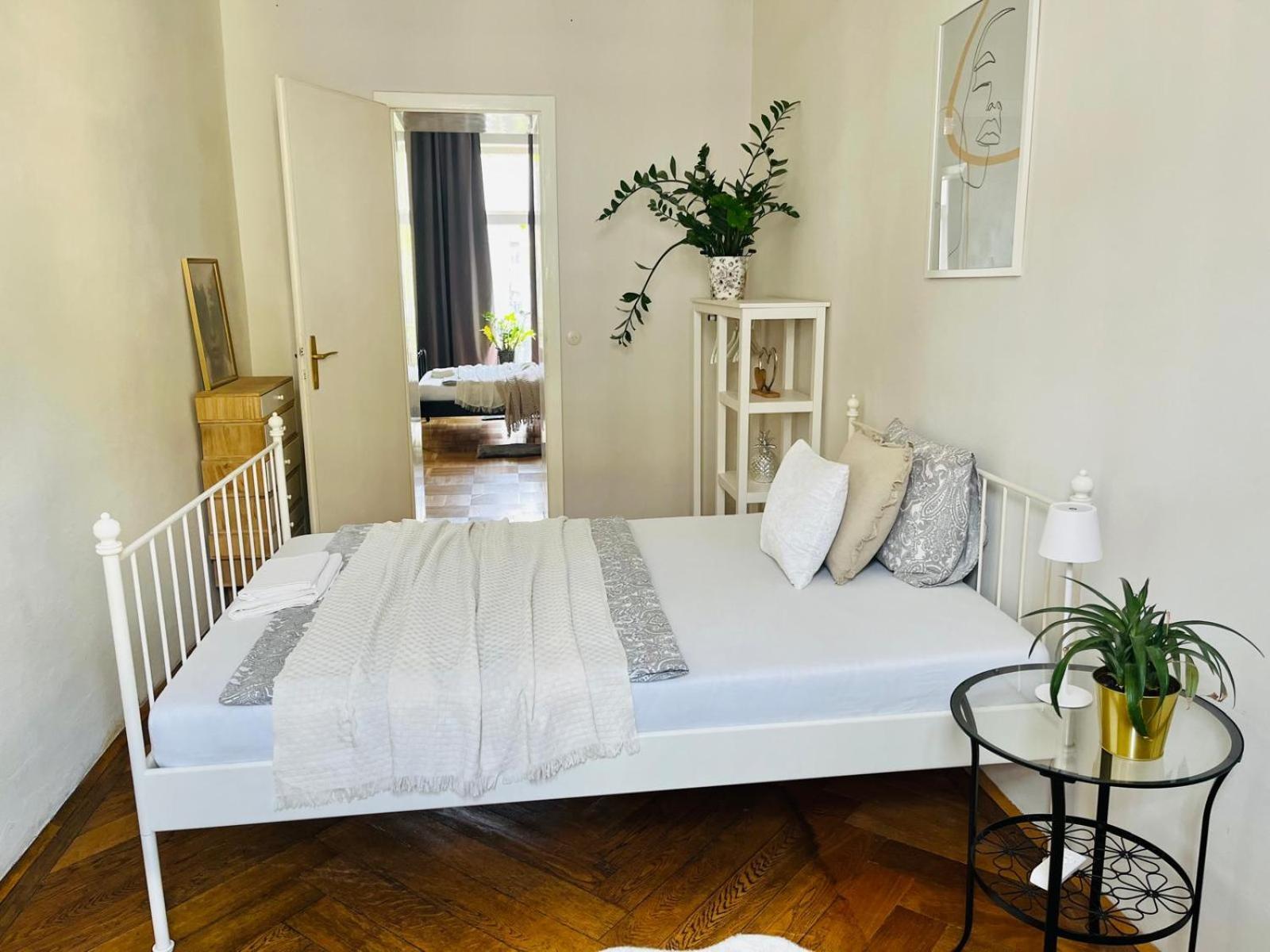 Beautiful City Centre Apartment Вена Экстерьер фото