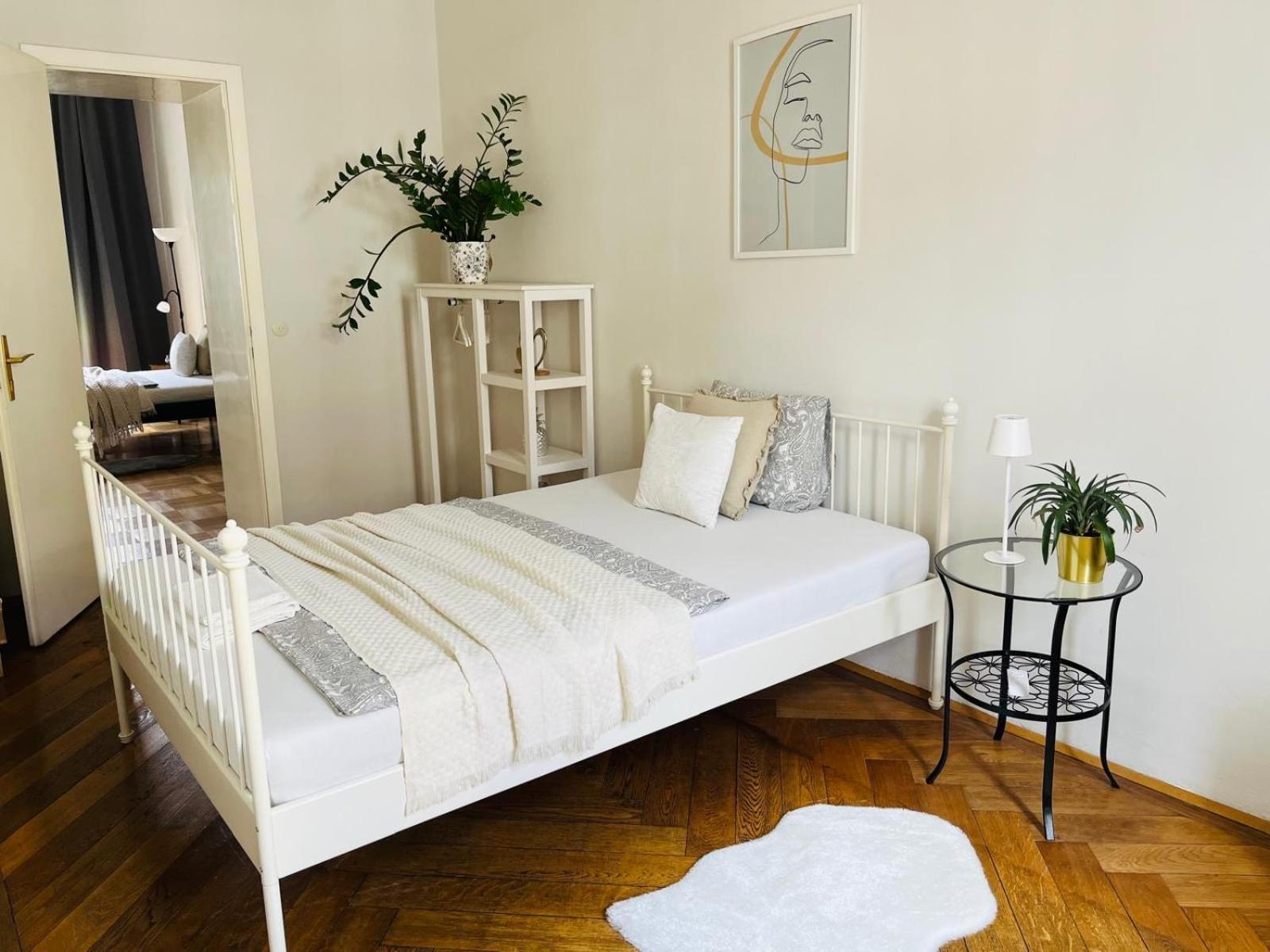 Beautiful City Centre Apartment Вена Экстерьер фото